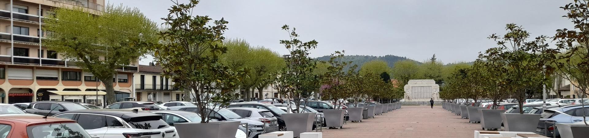Des bancs en granit sur l’allée Ponticelli