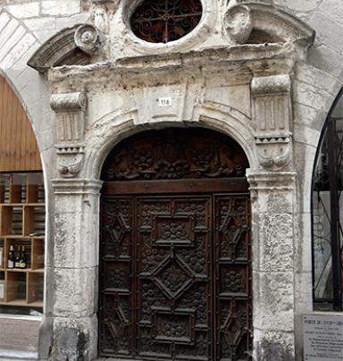  Détail de la porte baroque hôtel dit de « Marcilhac » ?XVIIe siècle© A. Charrier