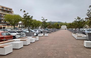 Des bancs en granit sur l’allée Ponticelli