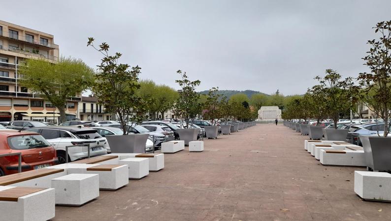 Des bancs en granit sur l’allée Ponticelli
