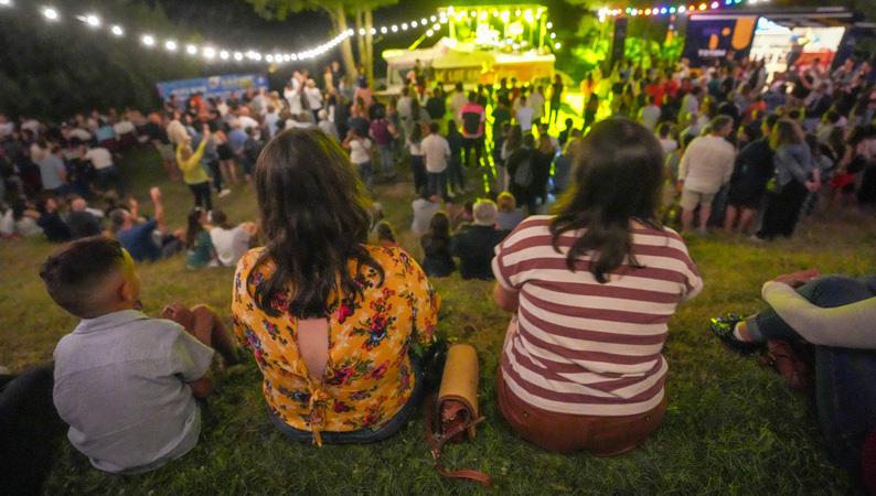 Tous les lundis soir de juillet et août, embarquez pour une tournée festive à la découverte de 6 villages de charme. Au programme : un esprit guinguette, une ambiance chaleureuse à ciel ouvert et deux à trois concerts gratuits par soirée pour vous faire danser tout l'été. Plus qu'un rendez-vous musical, c'est une véritable célébration du terroir avec la présence de foodtrucks, de buvettes, de vignerons et de producteurs locaux passionnés. Authenticité et bonne humeur garanties pour des soirées estivales ino